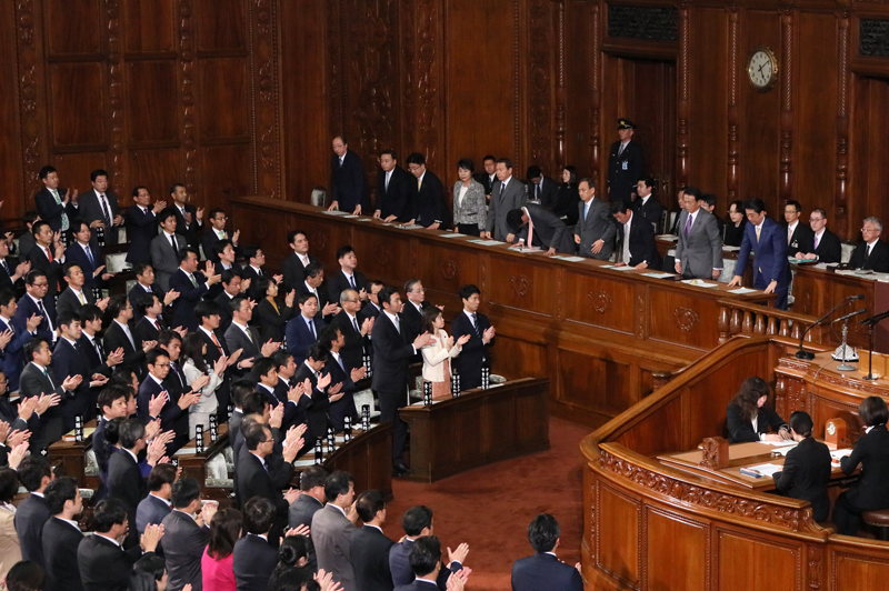 衆議院本会議で採決後一礼する安倍総理２