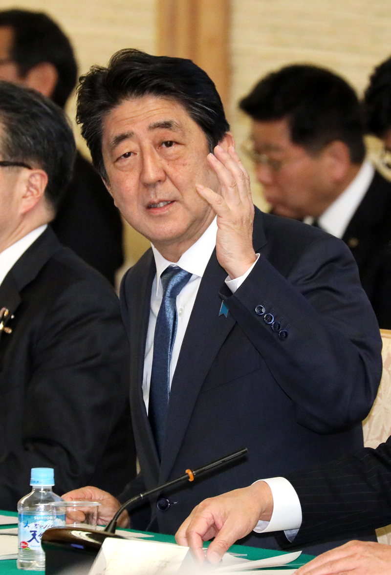 発言する安倍総理１