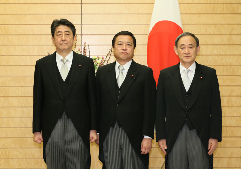 発令された福井大臣と写真撮影に臨む安倍総理１