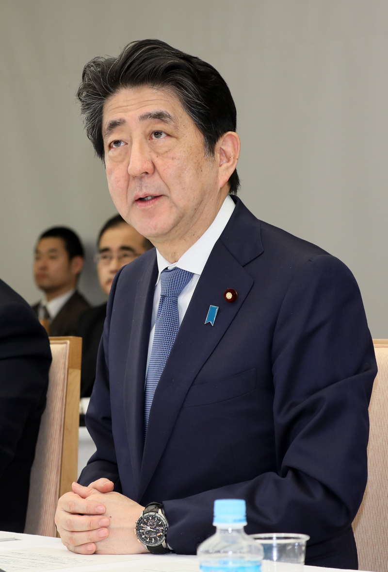 発言する安倍総理２