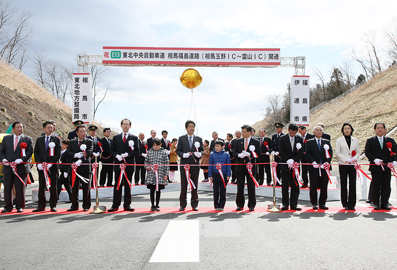 相馬福島道路開通式でテープカットをする安倍総理１