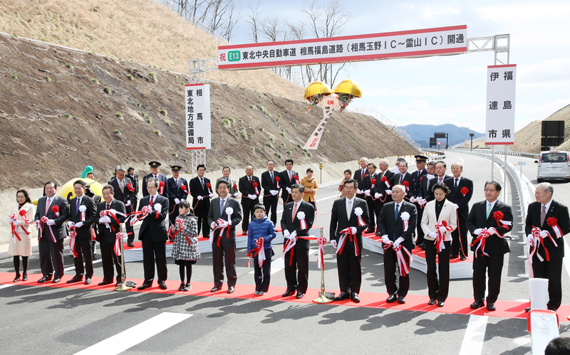 相馬福島道路開通式でテープカットをする安倍総理２