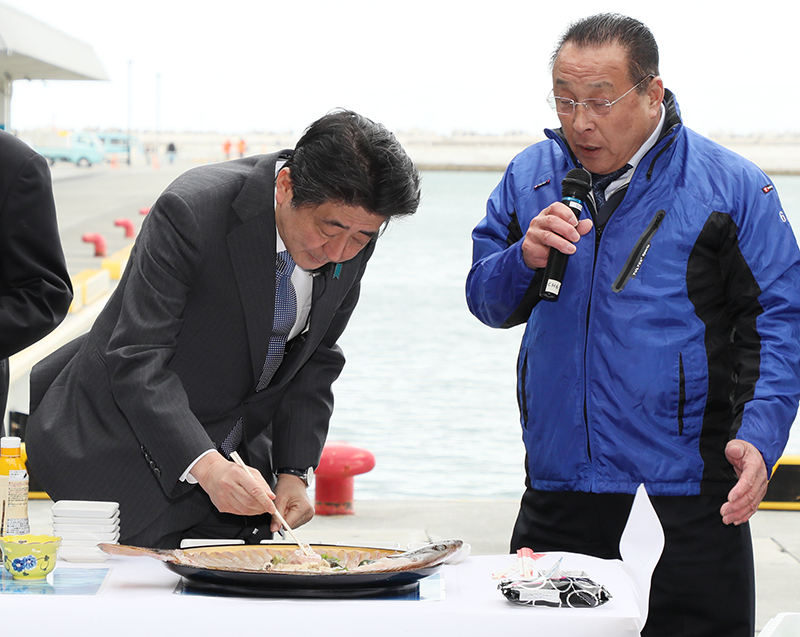 松川浦漁港で試食する安倍総理１