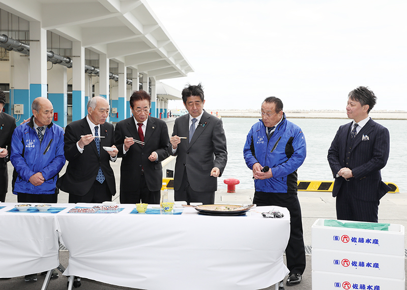 松川浦漁港で試食する安倍総理２