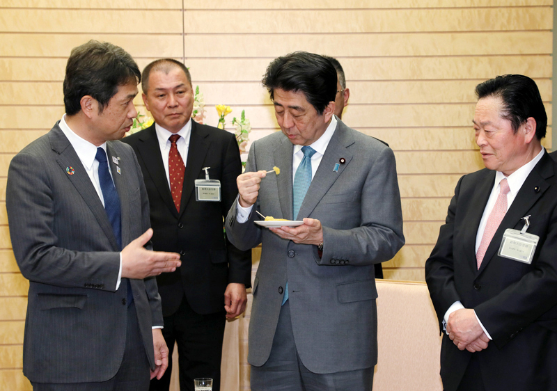 茨城県知事等によるほしいもの贈呈