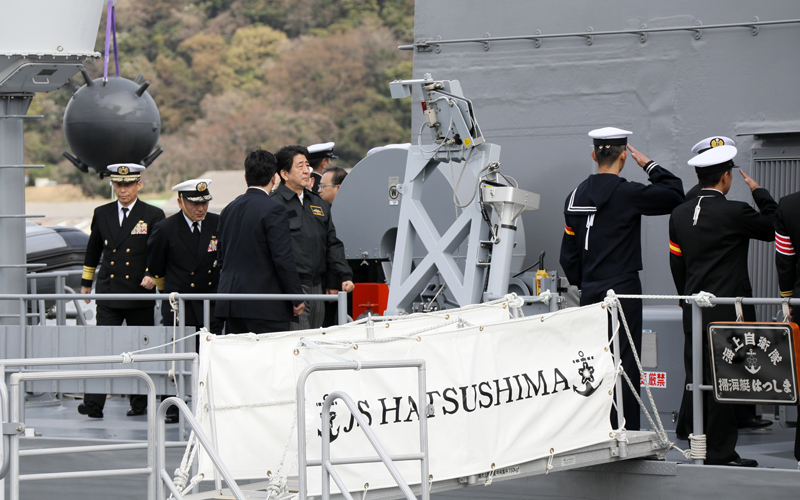掃海艇はつしまを視察する安倍総理５