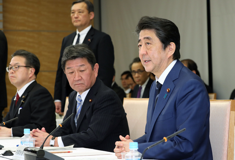 発言する安倍総理１