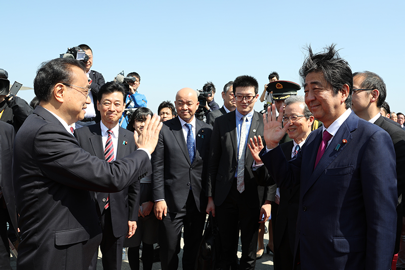 新千歳空港で李国務院総理を見送る安倍総理