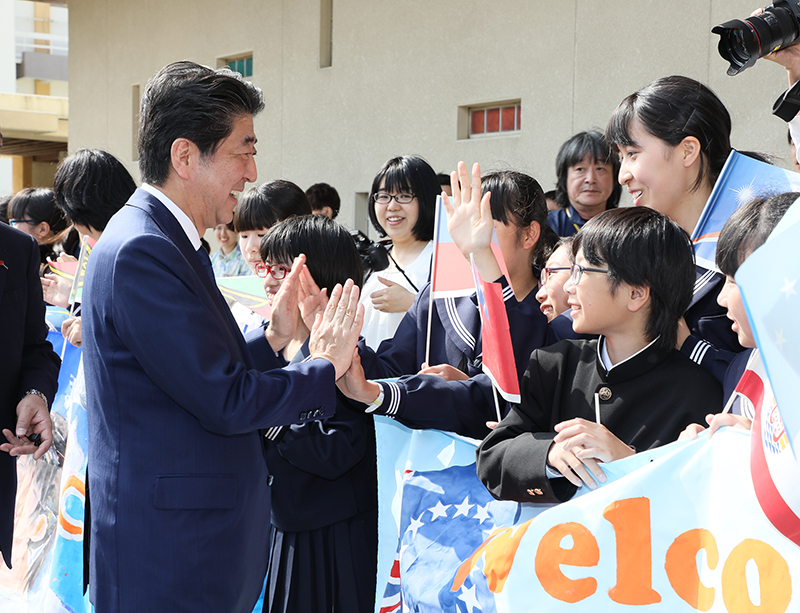 歓迎を受ける安倍総理３