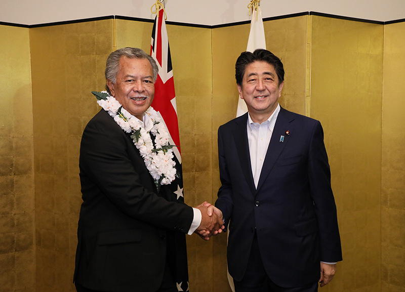 プナ・クック首相兼外務・移民大臣と握手を交わす安倍総理