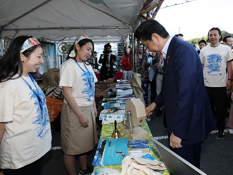 太平洋・島まつりを視察する安倍総理