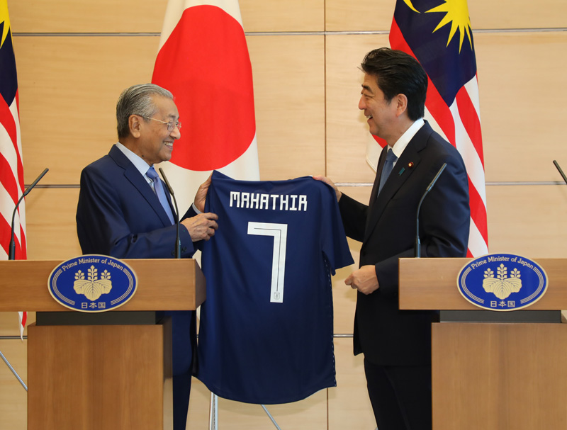 サッカー日本代表ユニフォームを贈呈する安倍総理