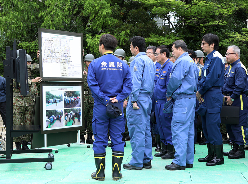 自衛隊による入浴支援活動等の説明を受ける安倍総理