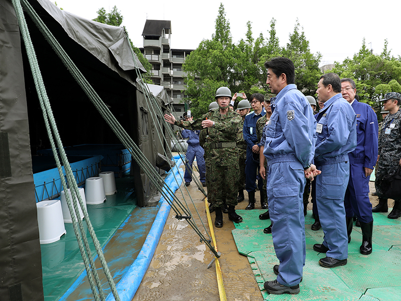 自衛隊による入浴支援活動の視察をする安倍総理１