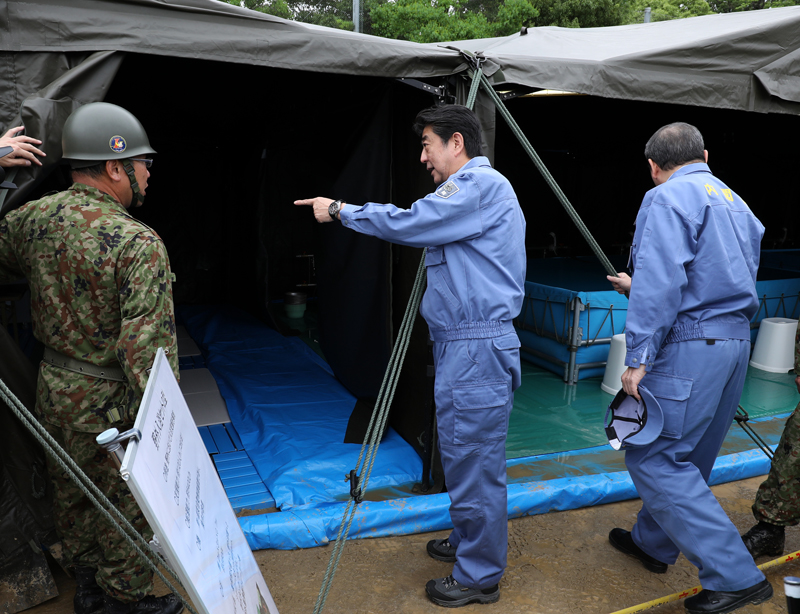 自衛隊による入浴支援活動の視察をする安倍総理２