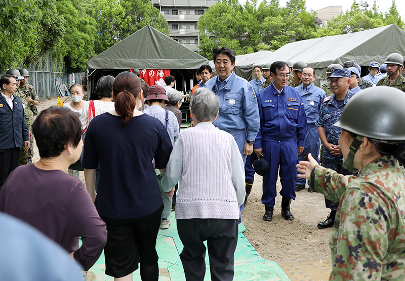 自衛隊による入浴支援活動の視察をする安倍総理３