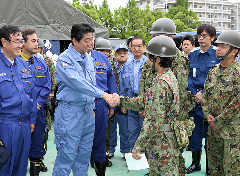 自衛隊員を激励する安倍総理