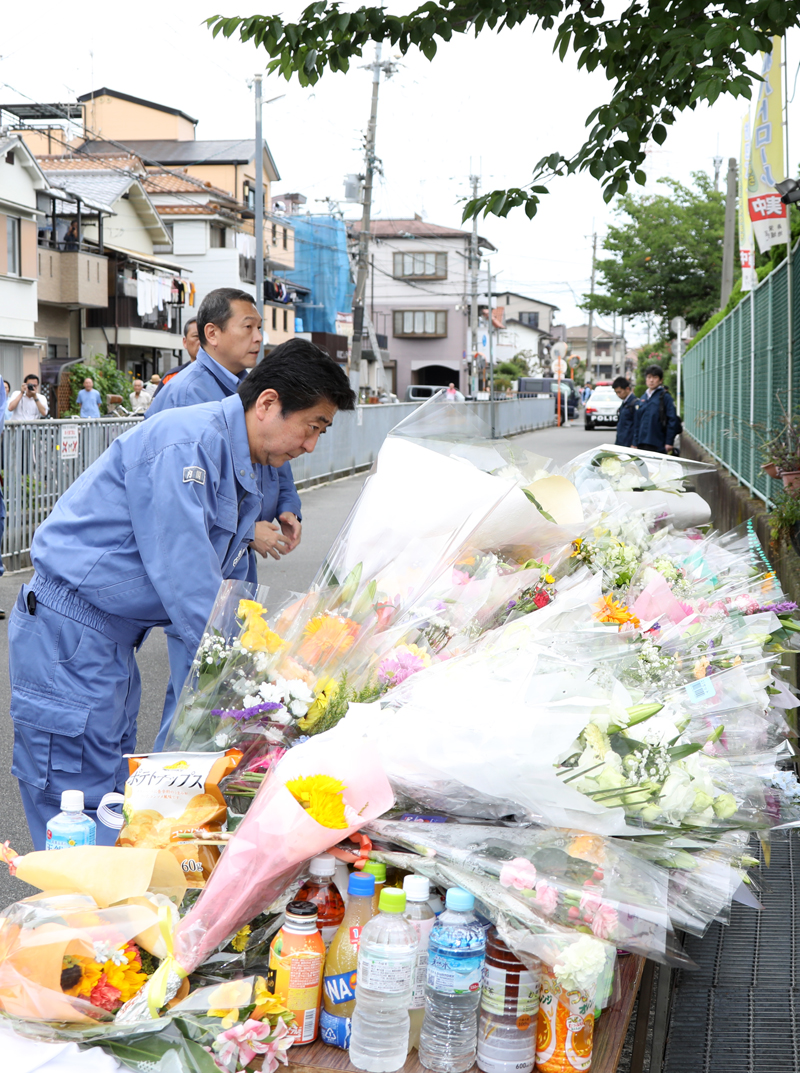 ブロック塀の倒壊現場で献花する安倍総理１