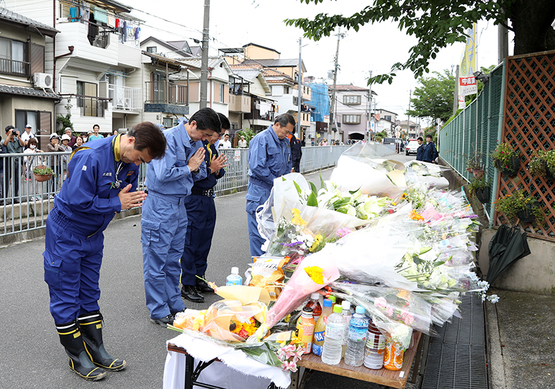 ブロック塀の倒壊現場で献花する安倍総理２