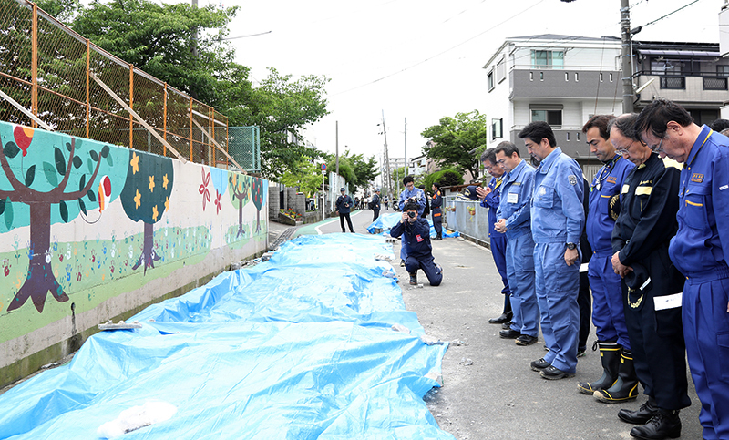 ブロック塀の倒壊現場で黙とうする安倍総理