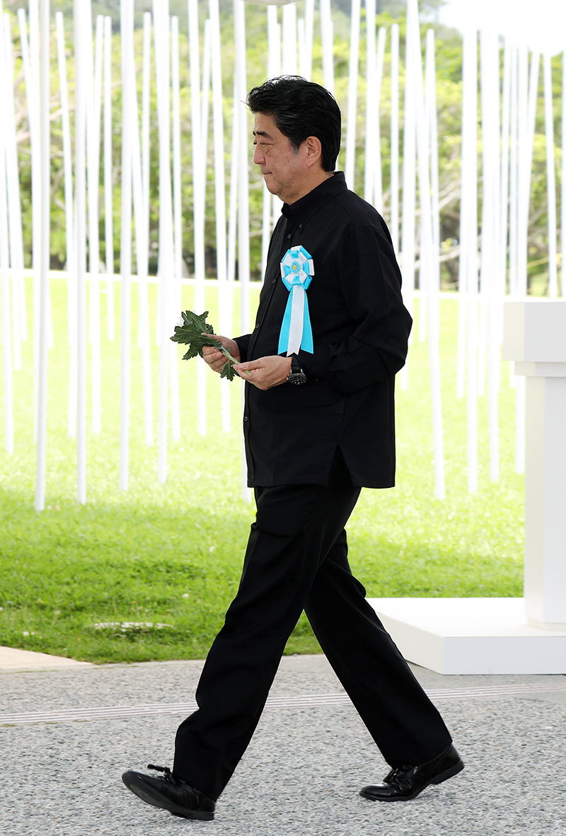 沖縄全戦没者追悼式で献花する安倍総理１