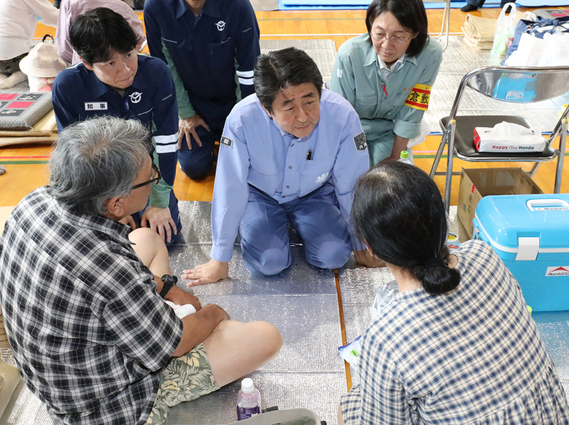 被災者からお話を伺う安倍総理１