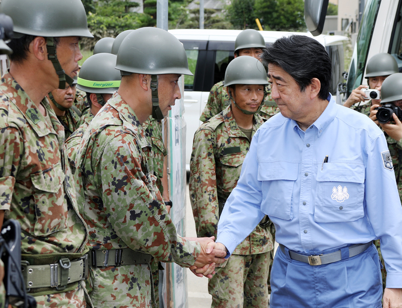 自衛隊員を激励する安倍総理