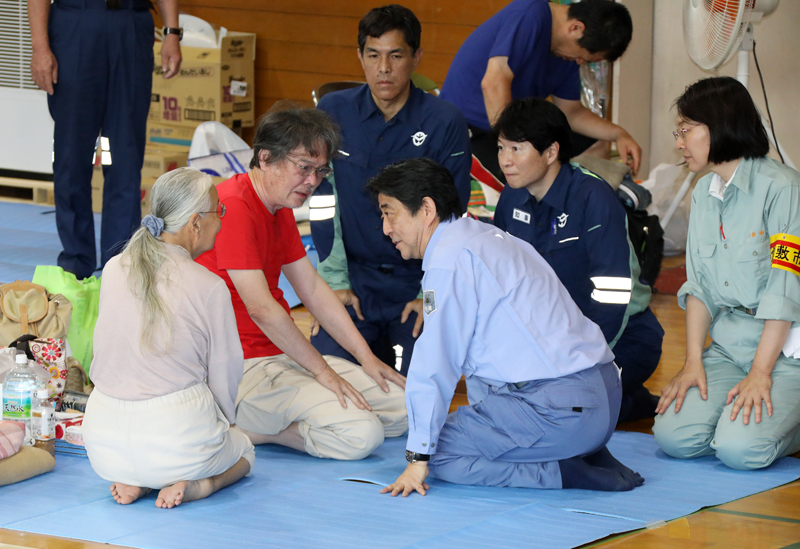 被災者からお話を伺う安倍総理７