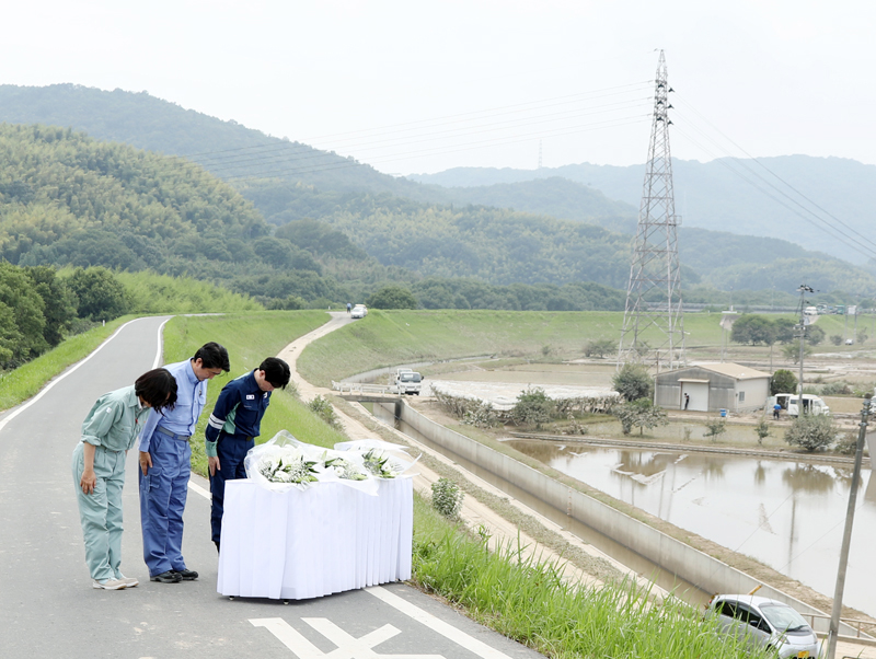 黙とうする安倍総理