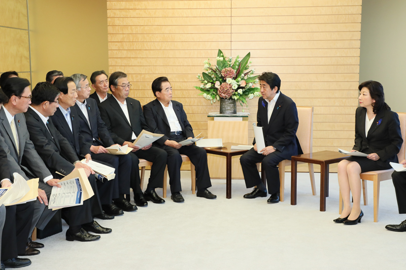 面会する安倍総理