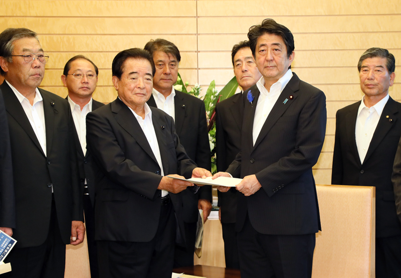 要望書を受け取る安倍総理２