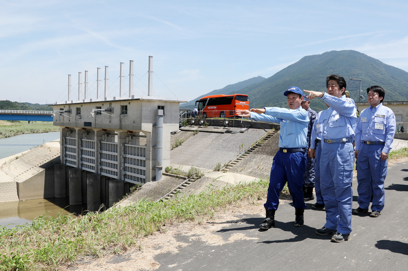 大洲（おおず）市内越水地点（東大洲暫定堤防上流端）現場を視察する安倍総理