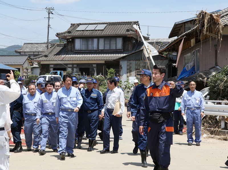 浸水現場を視察する安倍総理１