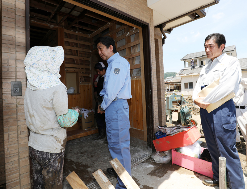 浸水現場を視察する安倍総理２