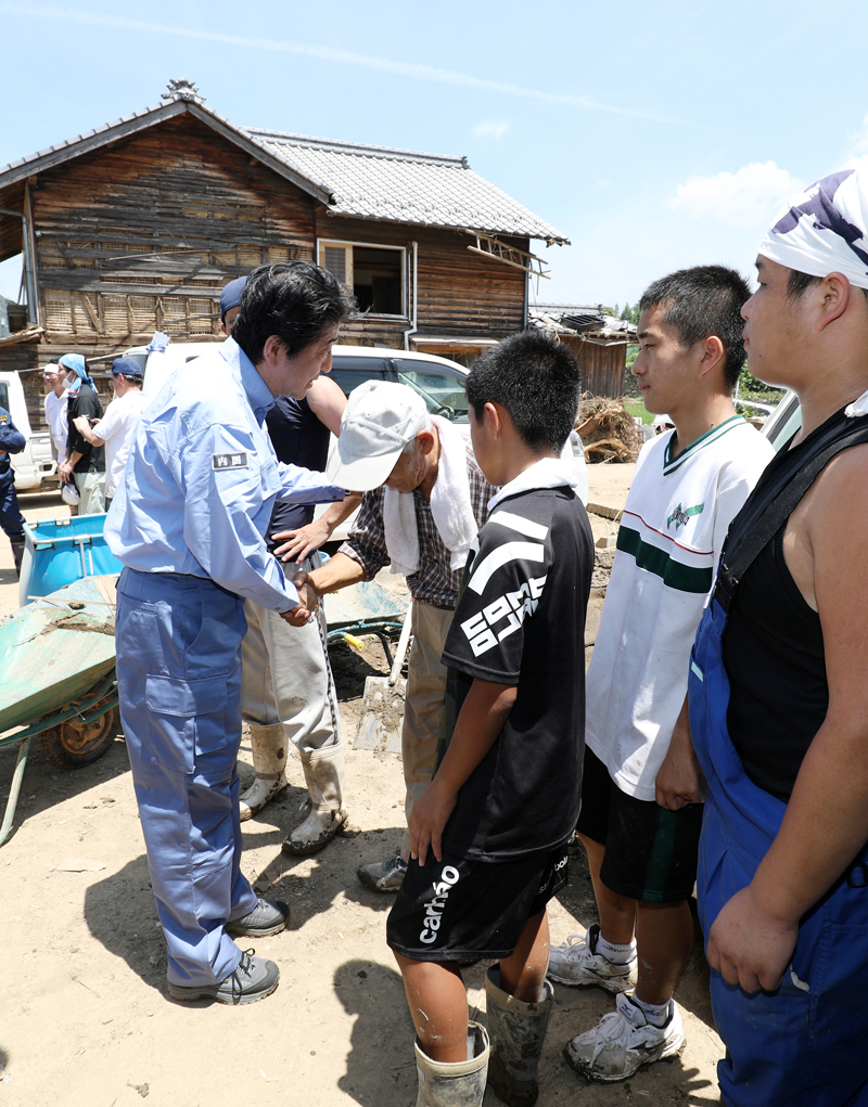 浸水現場を視察する安倍総理３