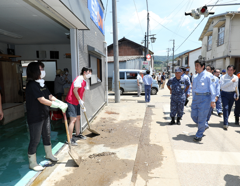 浸水現場を視察する安倍総理４