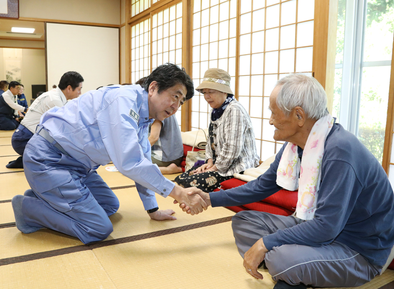 被災者からお話を伺う安倍総理２