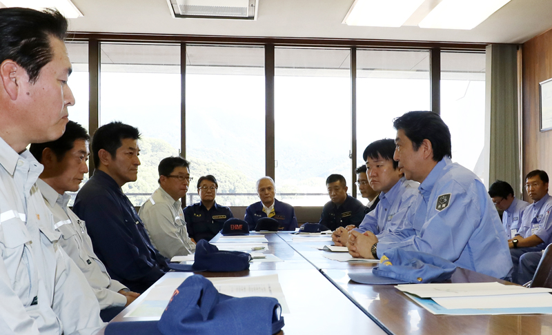 中村愛媛県知事及び岡原宇和島市長等と意見交換する安倍総理