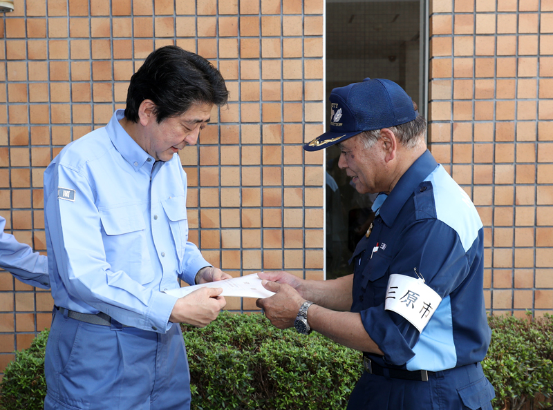 要望書を受け取る安倍総理１