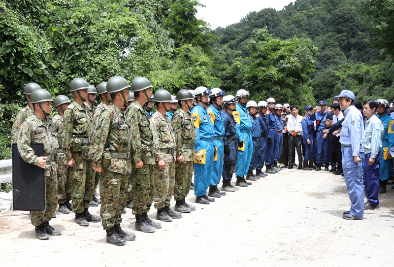 土砂災害現場で警察・消防・自衛隊を激励する安倍総理