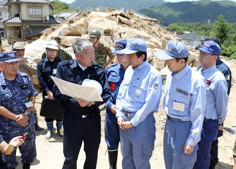 土砂災害現場を視察する安倍総理３