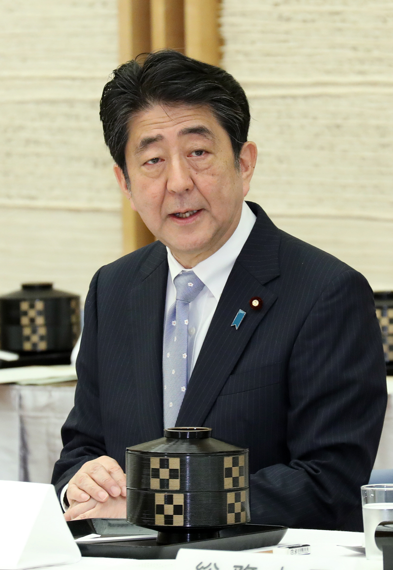 挨拶する安倍総理１