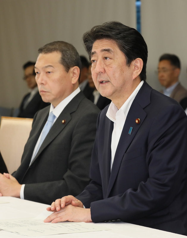 発言する安倍総理１