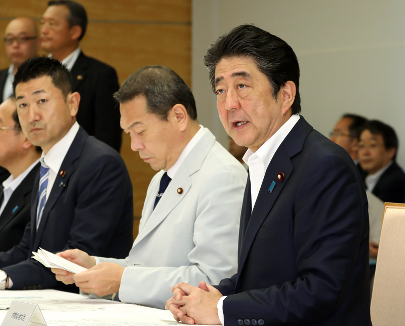 発言する安倍総理１