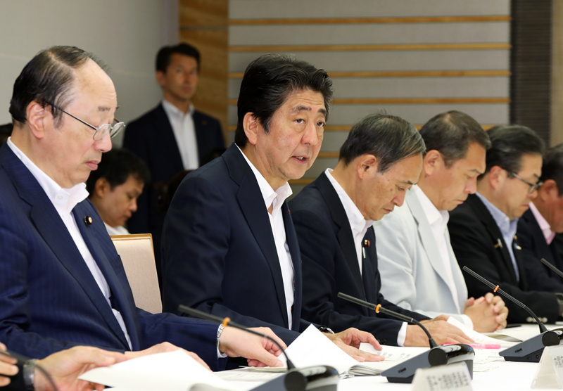 発言する安倍総理１