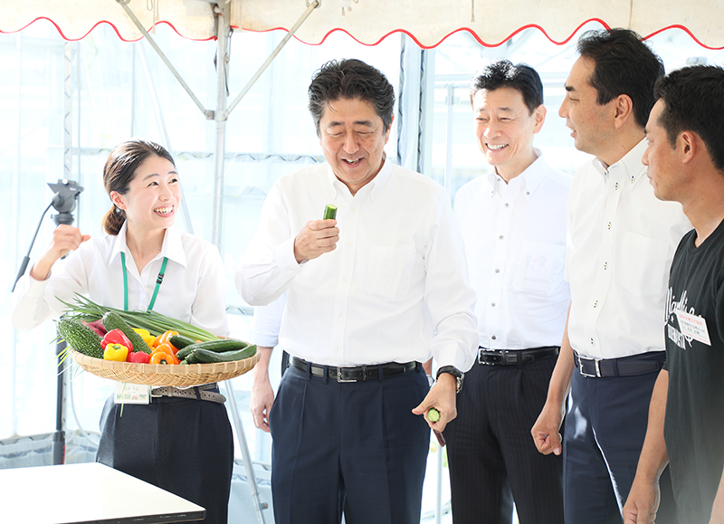 ニラ等を試食する安倍総理２