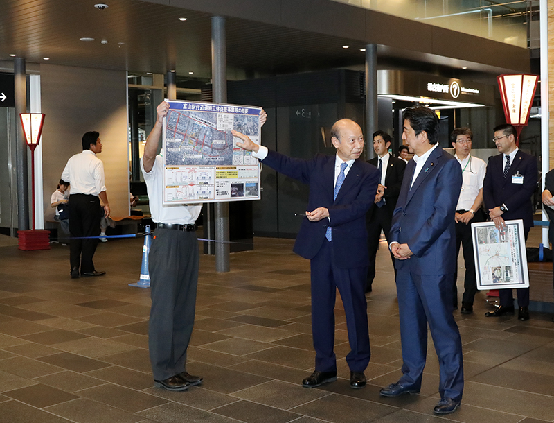 富山駅で事業説明を受ける安倍総理１