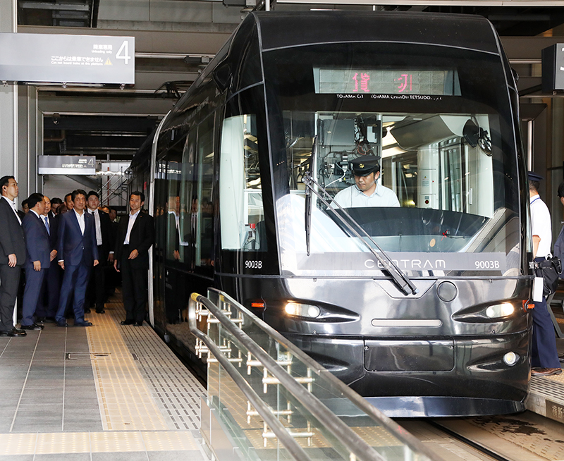 路面電車に乗車する安倍総理１