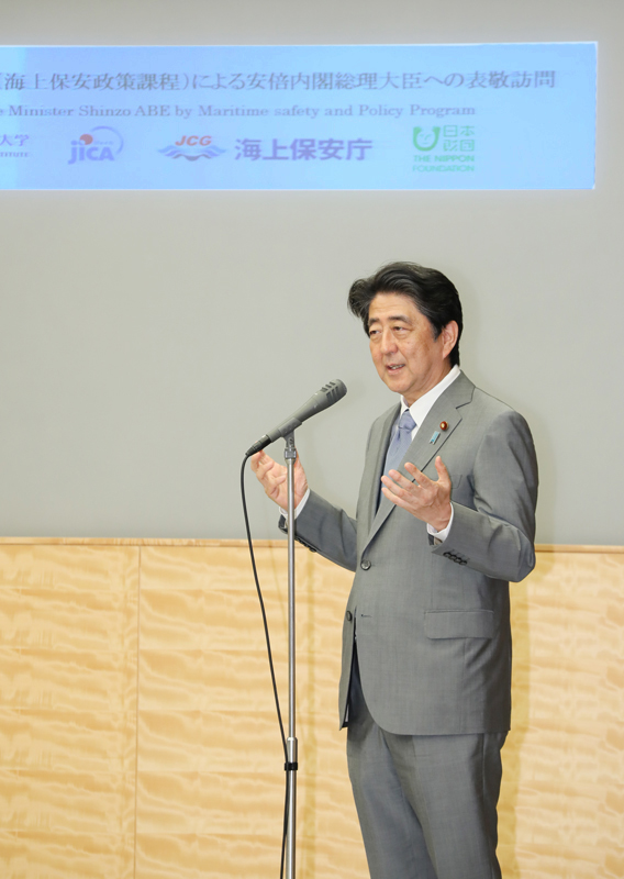 挨拶する安倍総理