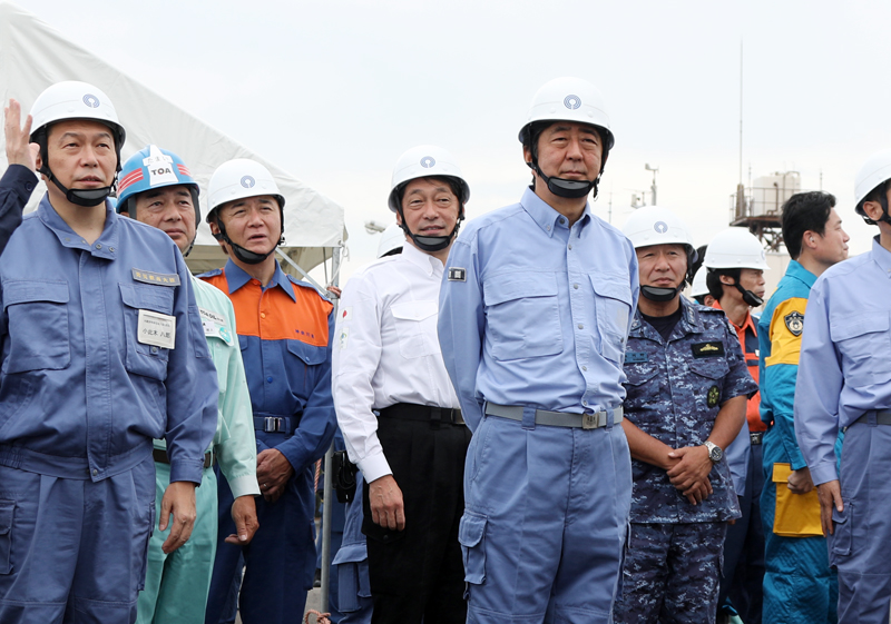 油槽所消火訓練を視察する安倍総理２